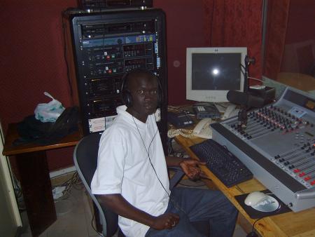 dans le studio de r f m